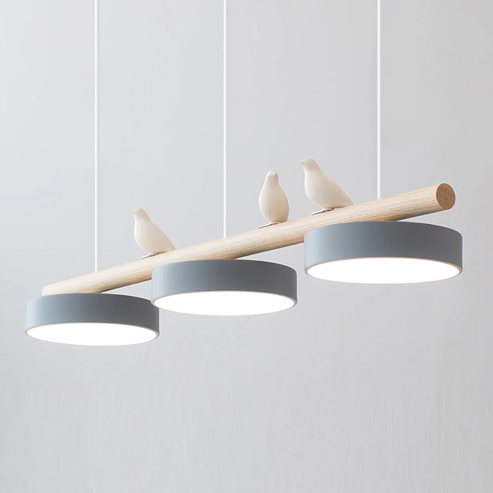 Iluminación LED moderna de techo con pájaro, creando un ambiente relajante.