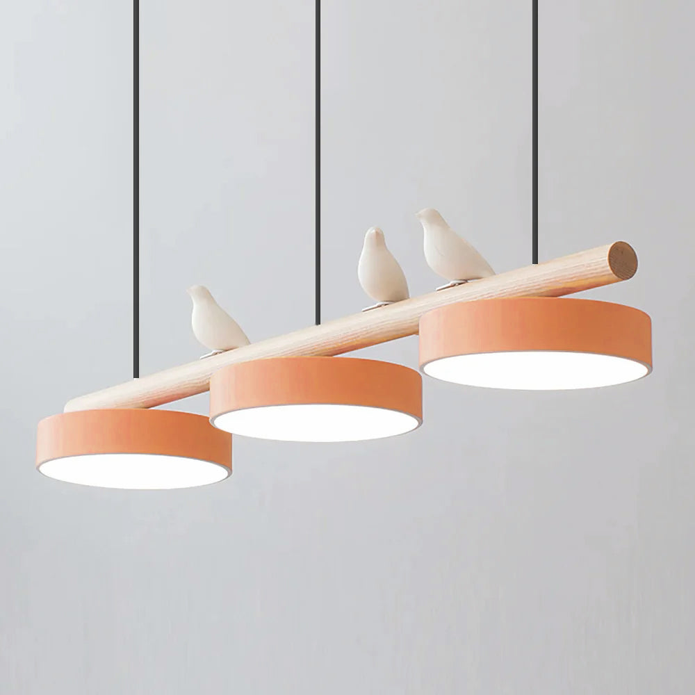 Pájaro LED colgante decorativo, luz regulable para un ambiente artístico y natural.