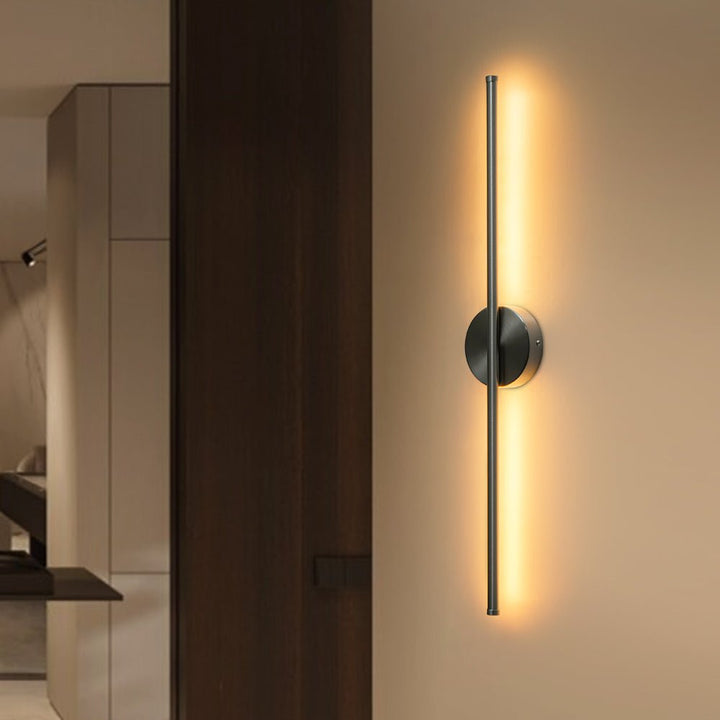 Moderna lámpara de pared LED lineal. Iluminación interior eficiente para cualquier espacio del hogar.