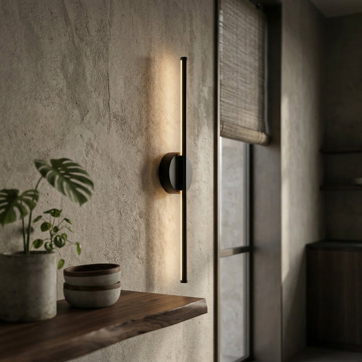 Lámpara de pared LED lineal moderna para interiores, iluminación minimalista en hogar u oficina.