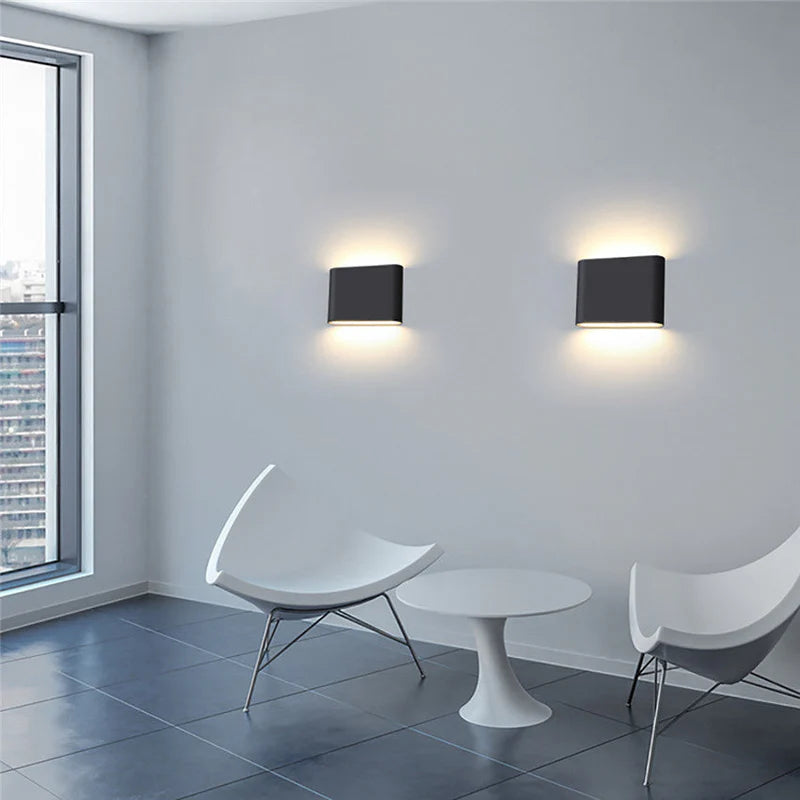 Aplique de pared LED rectangular, luz bidireccional exterior, diseño minimalista impermeable para fachadas modernas.