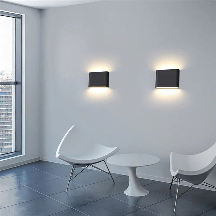 Aplique de pared LED rectangular, luz bidireccional exterior, diseño minimalista impermeable para fachadas modernas.