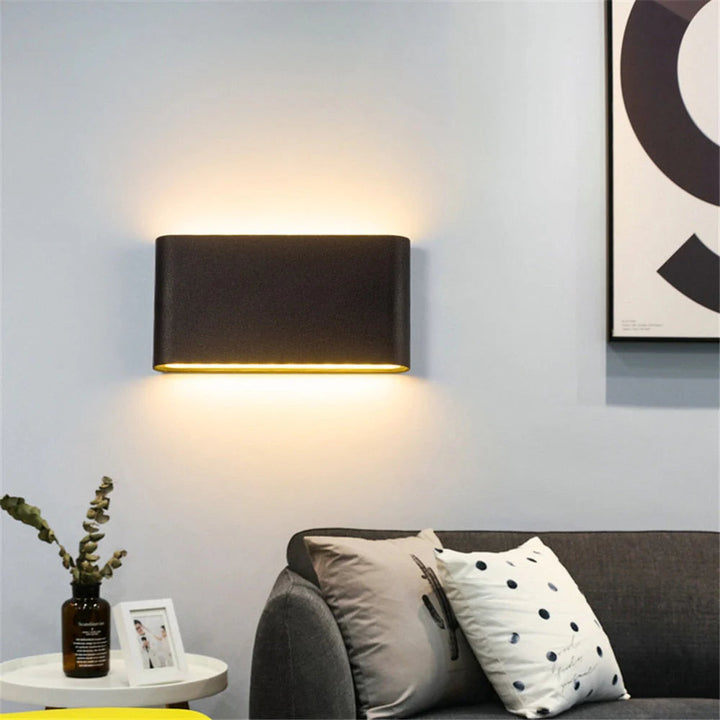 Luz LED exterior minimalista para pared, aplique bidireccional moderno, ideal para iluminar fachadas y entradas.