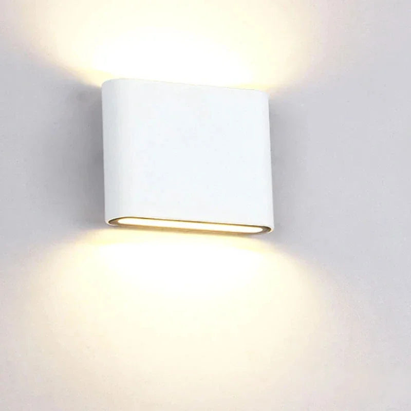 Lámpara de pared exterior LED negra, estilo minimalista, iluminación bidireccional para fachadas modernas.