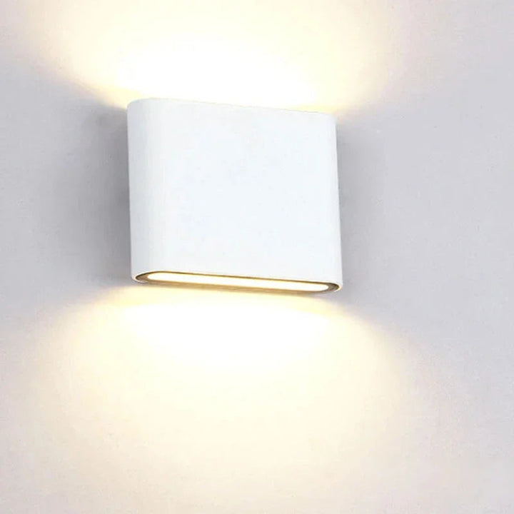 Lámpara de pared exterior LED negra, estilo minimalista, iluminación bidireccional para fachadas modernas.