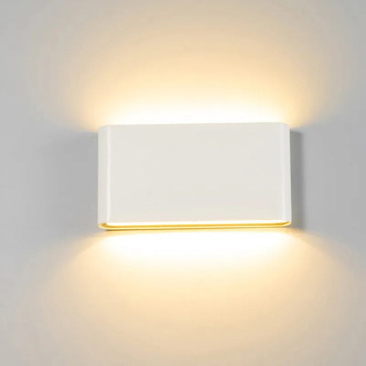 Aplique moderno y minimalista LED para exteriores, luz de pared bidireccional, ideal para fachadas.