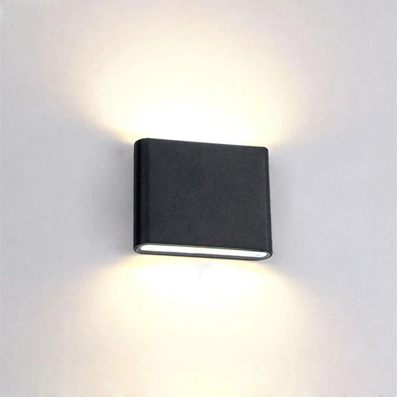 Aplique de pared LED exterior impermeable, diseño minimalista, luz bidireccional para fachadas modernas.