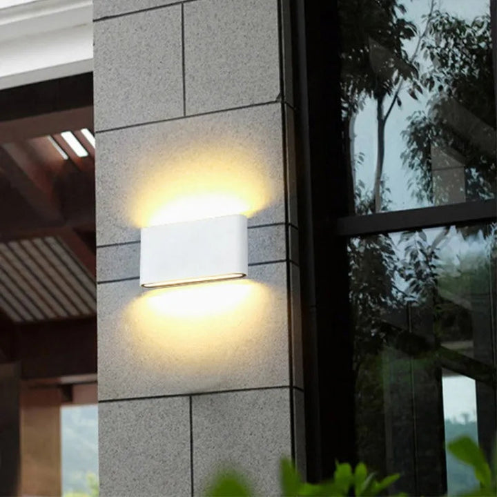 Lámpara de pared exterior LED, luz bidireccional minimalista, perfecta para iluminación de fachadas y jardines.