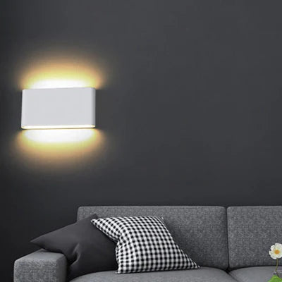 Detalle de aplique de pared LED blanco minimalista, iluminación bidireccional, moderno e impermeable para fachadas.