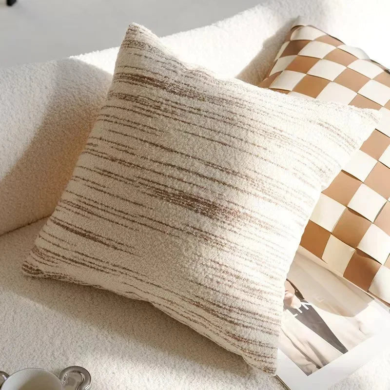 Cojín decorativo nórdico 45x45cm con diseño geométrico y textura tufted.