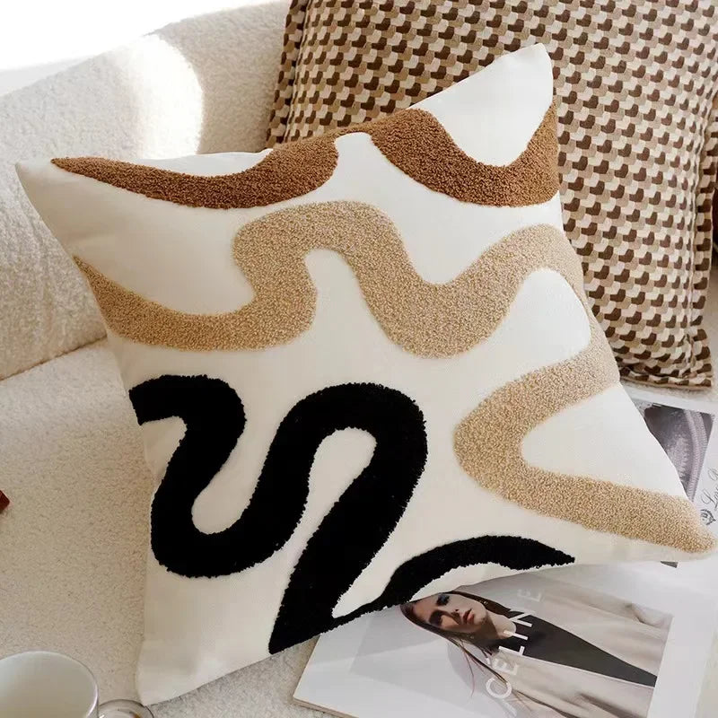 Funda cojín tufted moderna con diseño geométrico, perfecta para ambientes nórdicos.