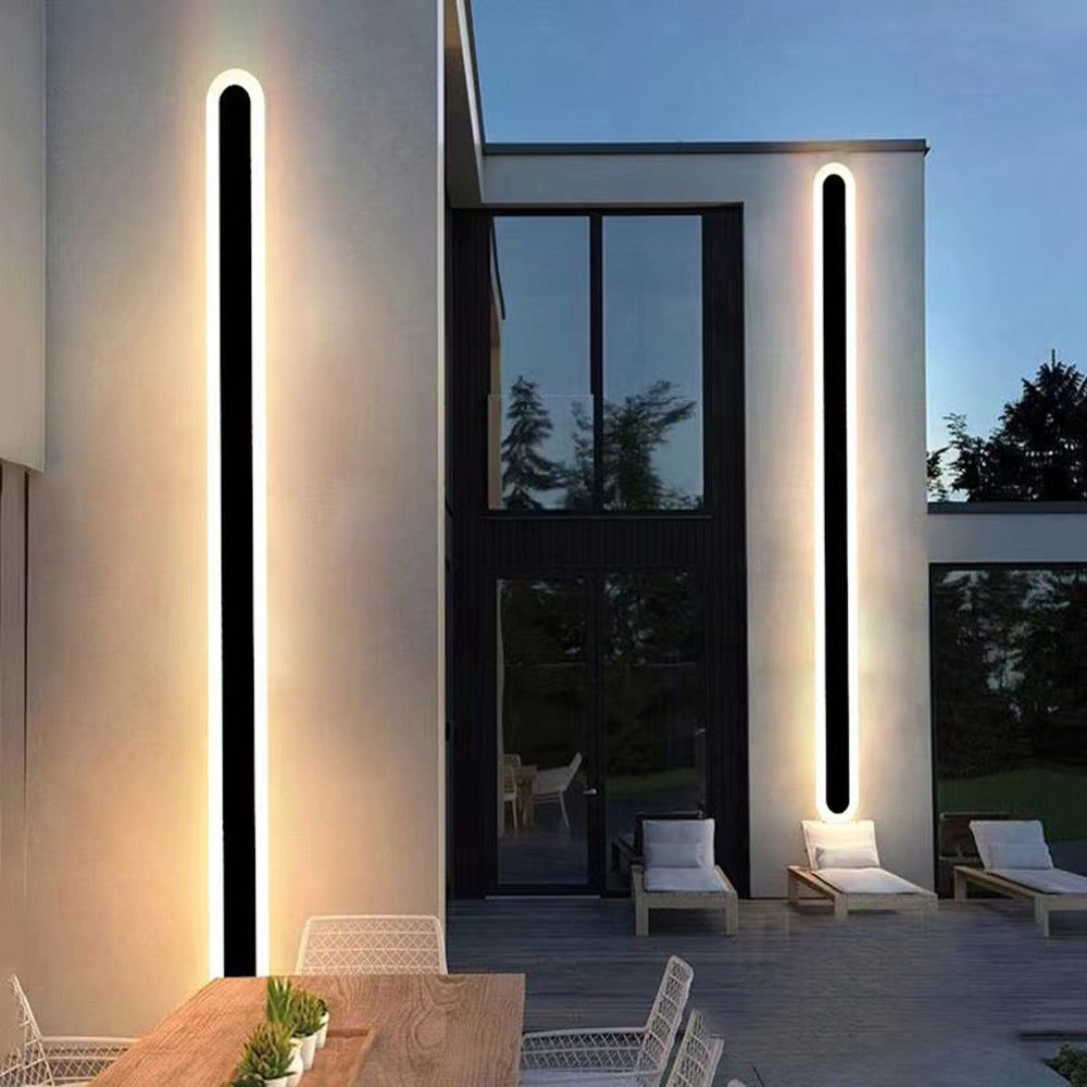 Lámpara de pared exterior LED regulable, ideal para crear ambientes acogedores en patios y zonas de jardín.