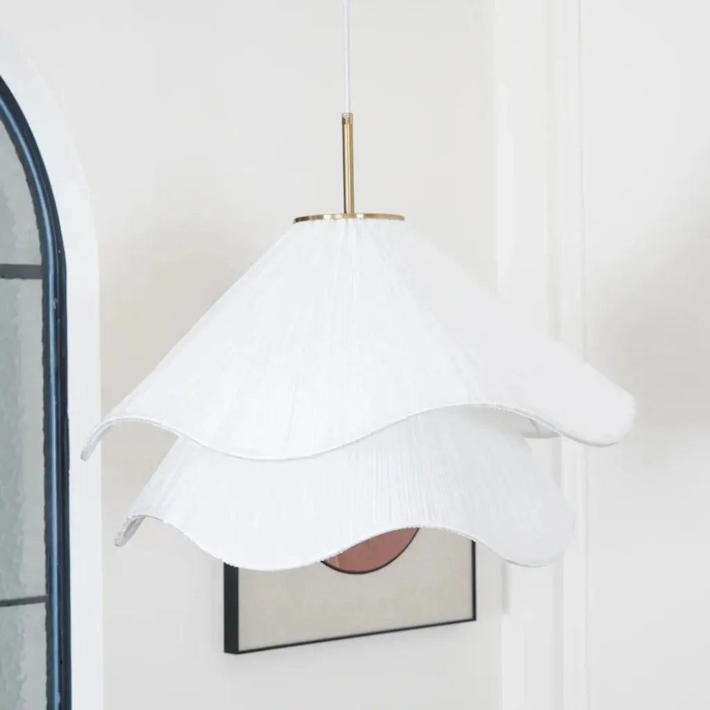 Lámpara colgante floral etérea. Perfecta para iluminación de diseño moderno en tu cocina y comedor.