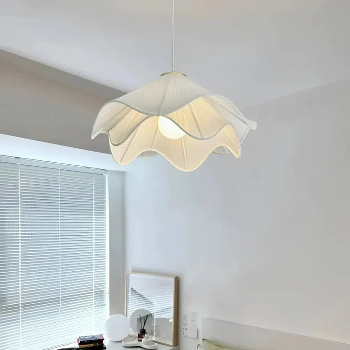 Lámpara colgante floral etérea, ideal para comedor. Aporta luz ambiente cálida y estilo moderno.