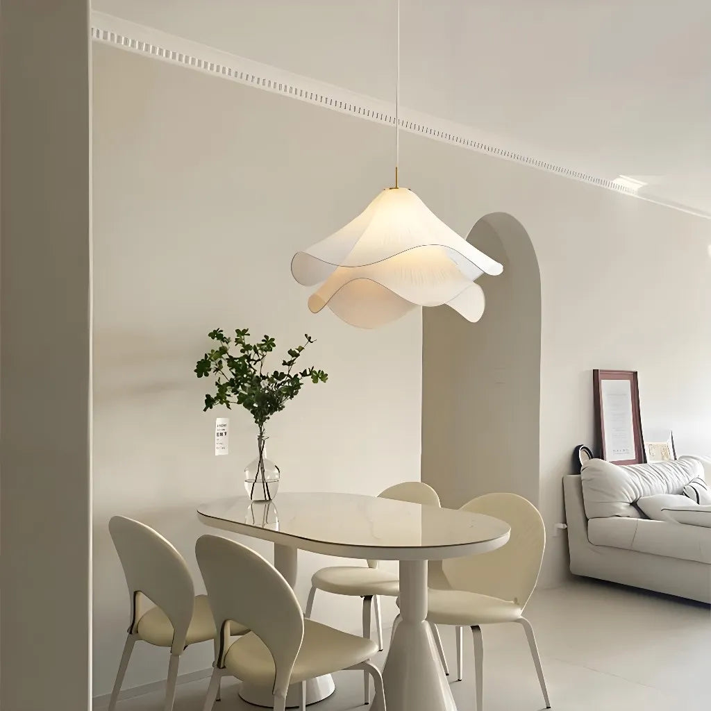 Iluminación colgante floral en cocina. Diseño etéreo, moderno y minimalista para tu hogar.