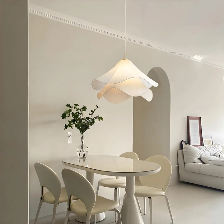 Iluminación colgante floral en cocina. Diseño etéreo, moderno y minimalista para tu hogar.