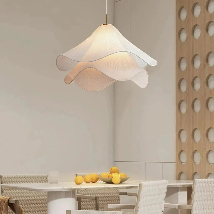 Vista de lámpara de techo etérea floral. Perfecta para iluminación de comedor o cocina moderna.