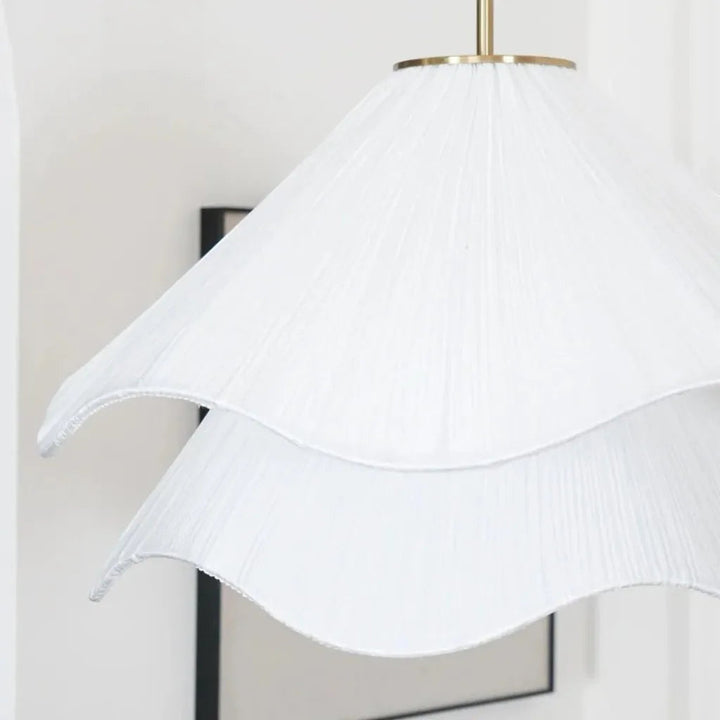 Lámpara colgante floral moderna. Aporta luz cálida y ambiente etéreo a cocinas y comedores.