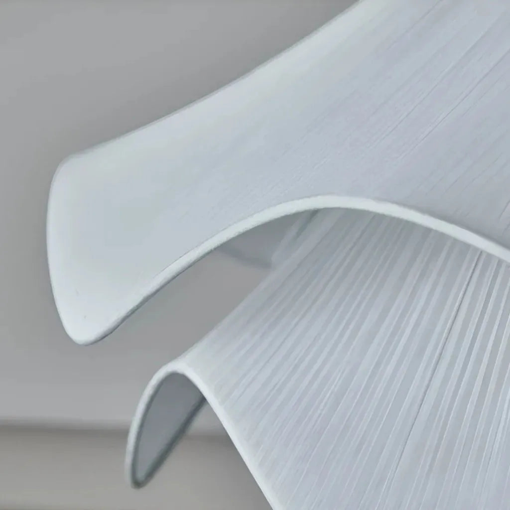 Decoración con lámpara de techo etérea floral. Iluminación minimalista para cocinas modernas.