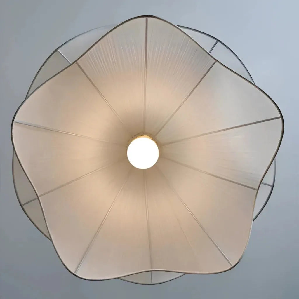 Lámpara de cocina colgante floral, diseño etéreo. Ideal para luz ambiente en comedores modernos.