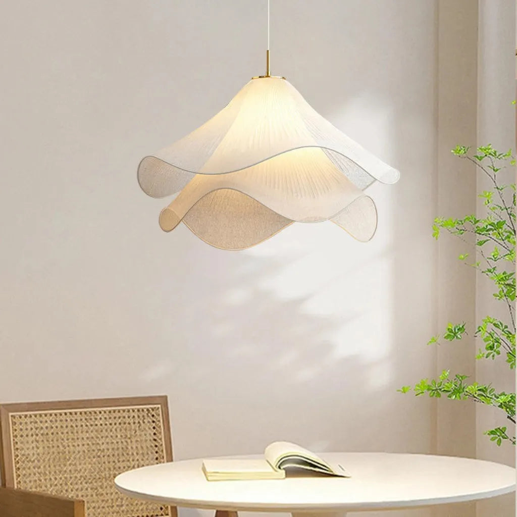 Iluminación colgante floral para comedor, estilo etéreo. Lámpara de techo moderna con luz cálida.