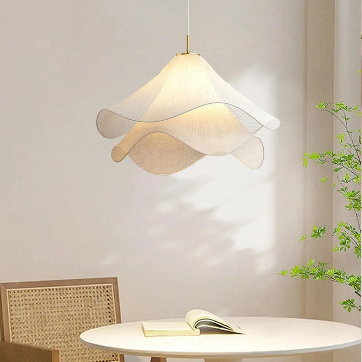 Iluminación colgante floral para comedor, estilo etéreo. Lámpara de techo moderna con luz cálida.