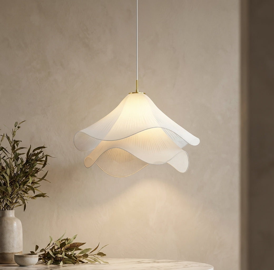 Lámpara colgante etérea floral para comedor. Iluminación moderna con luz cálida.