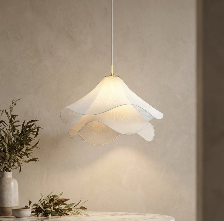 Lámpara colgante etérea floral para comedor. Iluminación moderna con luz cálida.