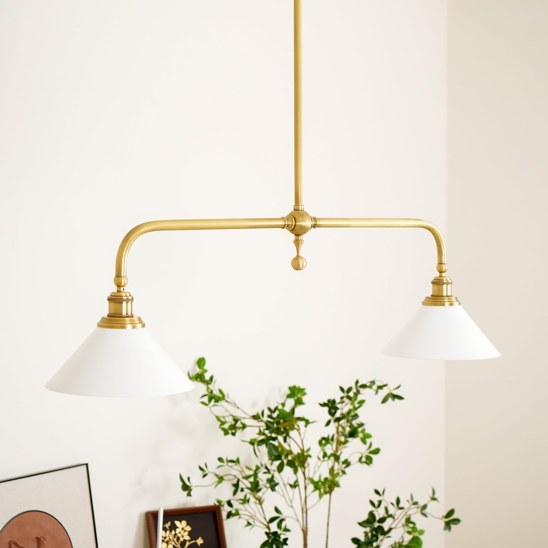 Lámpara colgante de vidrio y metal, estilo clásico, adecuada para iluminar cualquier espacio.