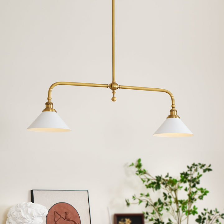 Lámpara colgante vintage de metal negro y vidrio para crear un ambiente retro en la cocina.