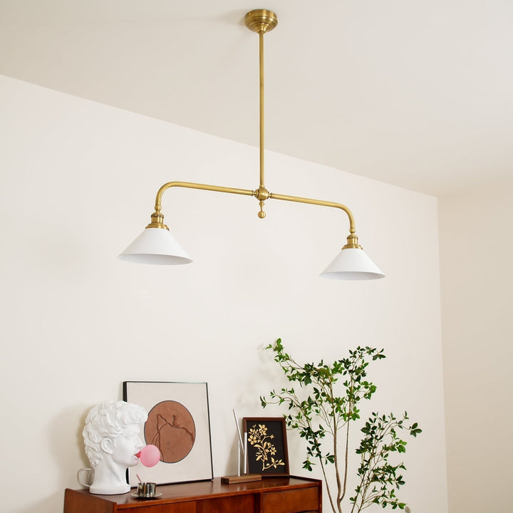Diseño industrial: lámpara colgante de metal y vidrio, perfecta para comedor o cocina moderna.