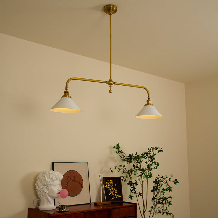 Lámpara de techo con campana de vidrio y cuerpo de metal, un toque vintage para el hogar.