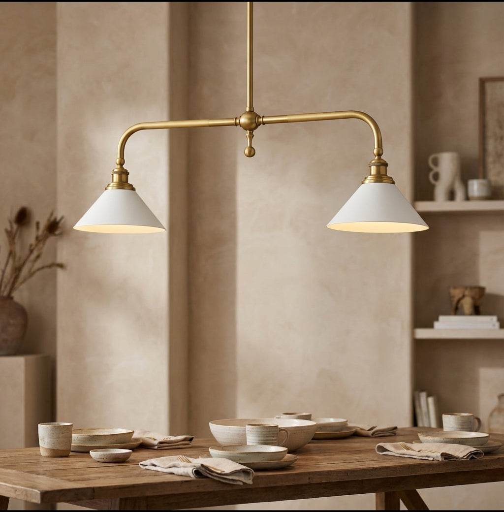 Lámpara colgante vintage de metal y vidrio, ideal para cocina o comedor con estilo clásico.