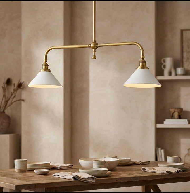 Lámpara colgante vintage de metal y vidrio, ideal para cocina o comedor con estilo clásico.