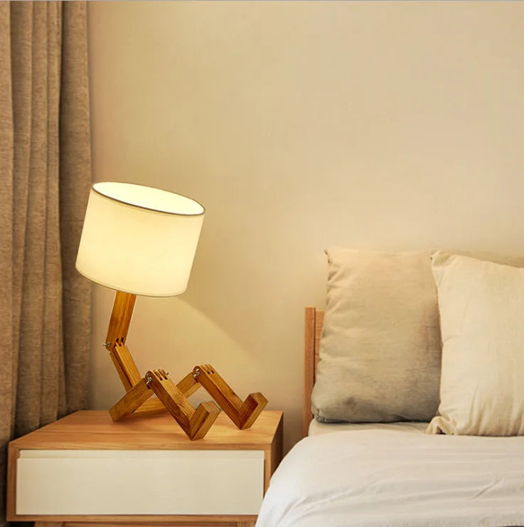 Lámpara de mesa de madera moderna articulada, pantalla textil. Aporta luz ambiente y estilo escandinavo al hogar.