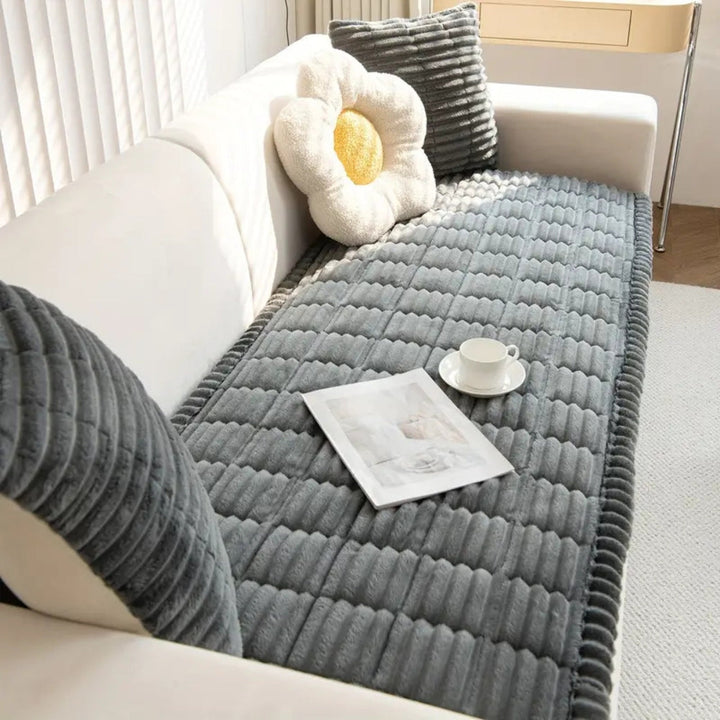 Protector de sofá de microfibra ultrasuave con volante, ideal para decoración y confort en el hogar.
