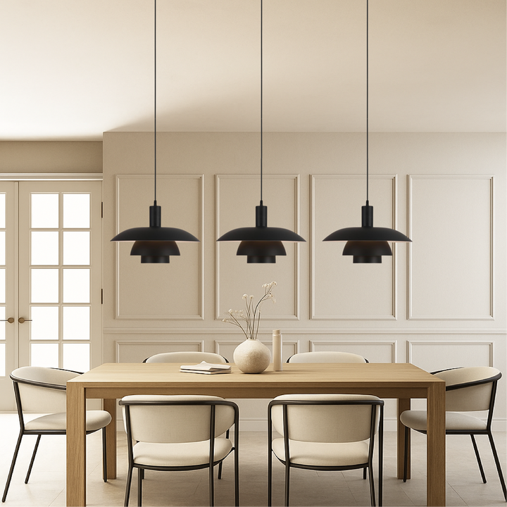 Dos lámparas colgantes escandinavas de cono sobre mesa de comedor, ambiente cálido y moderno.