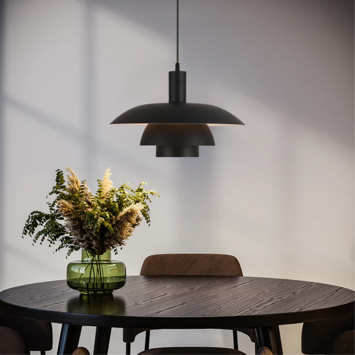 Lámpara colgante rosa moderna, cono minimalista, ideal para crear un ambiente relajante en el comedor.