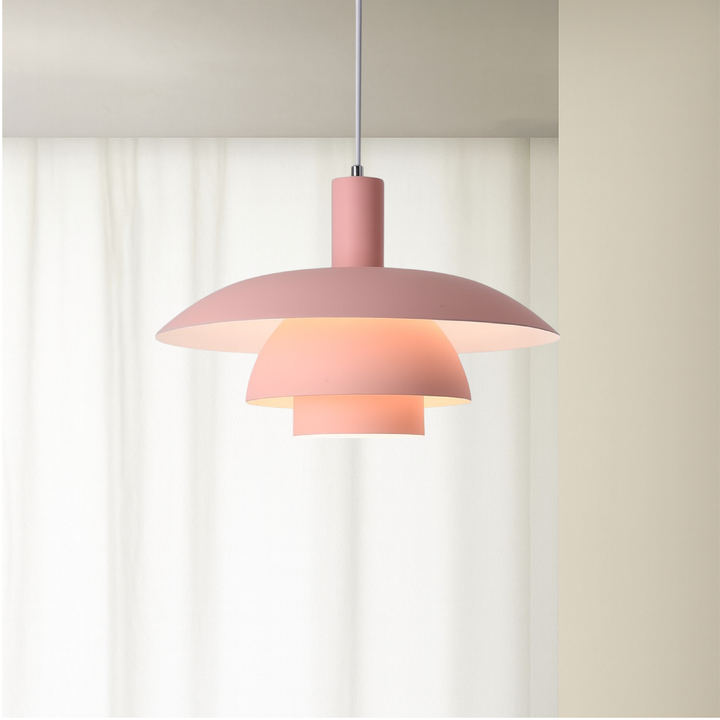 Iluminación colgante de cono negra, estilo industrial-escandinavo, perfecta para espacios contemporáneos.