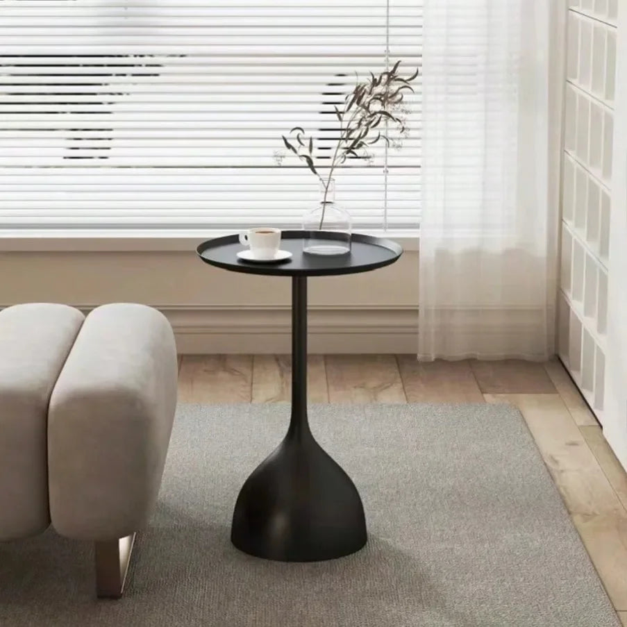 Mesa auxiliar nórdica redonda en negro, estilo minimalista perfecto para decoración moderna en cualquier rincón del hogar.