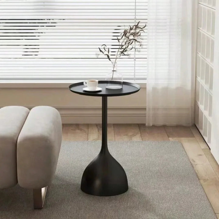 Mesa auxiliar nórdica redonda en negro, estilo minimalista perfecto para decoración moderna en cualquier rincón del hogar.