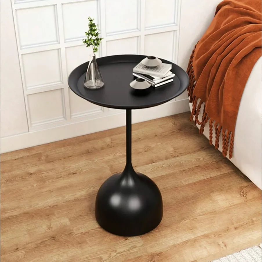 Mesa lateral minimalista redonda, estilo nórdico perfecto para sala de estar, dormitorio o como mesa auxiliar funcional.