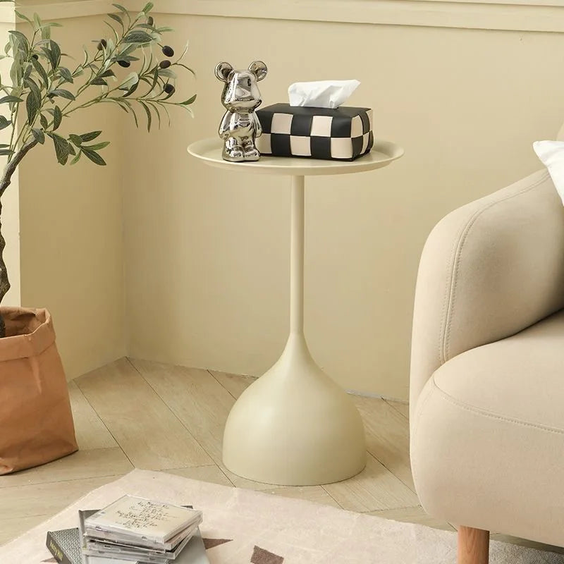Mesa lateral redonda con estética nórdica minimalista, funcional y decorativa para cualquier espacio de tu hogar moderno.