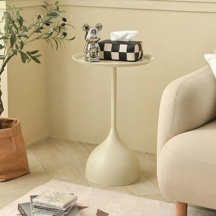 Mesa lateral redonda con estética nórdica minimalista, funcional y decorativa para cualquier espacio de tu hogar moderno.