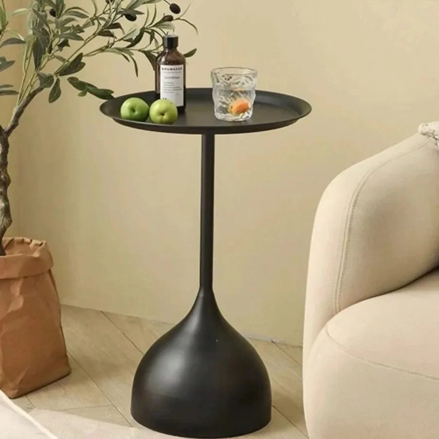 Mesa lateral redonda escandinava blanca, diseño moderno y minimalista ideal para sala de estar o dormitorio.