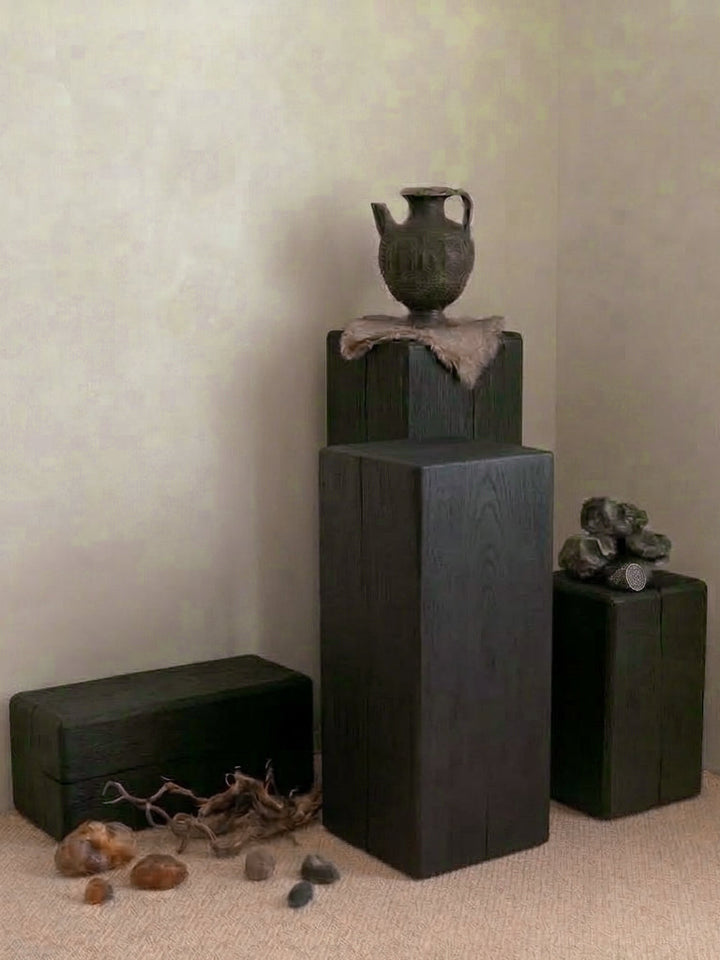 Soporte de exhibición estilo wabi-sabi. Pedestal minimalista de lujo crudo, ideal para esculturas y arte contemporáneo.
