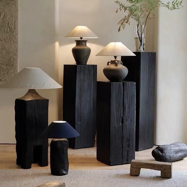 Pedestal decorativo acabado negro, pieza única. Base moderna para exhibición de arte y diseño interior de hogar.