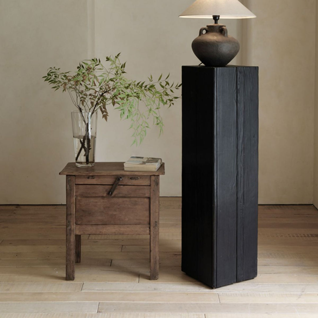 Base escultural minimalista para exhibición de arte. Pedestal moderno con acabado único, perfecto para decoración de hogar.
