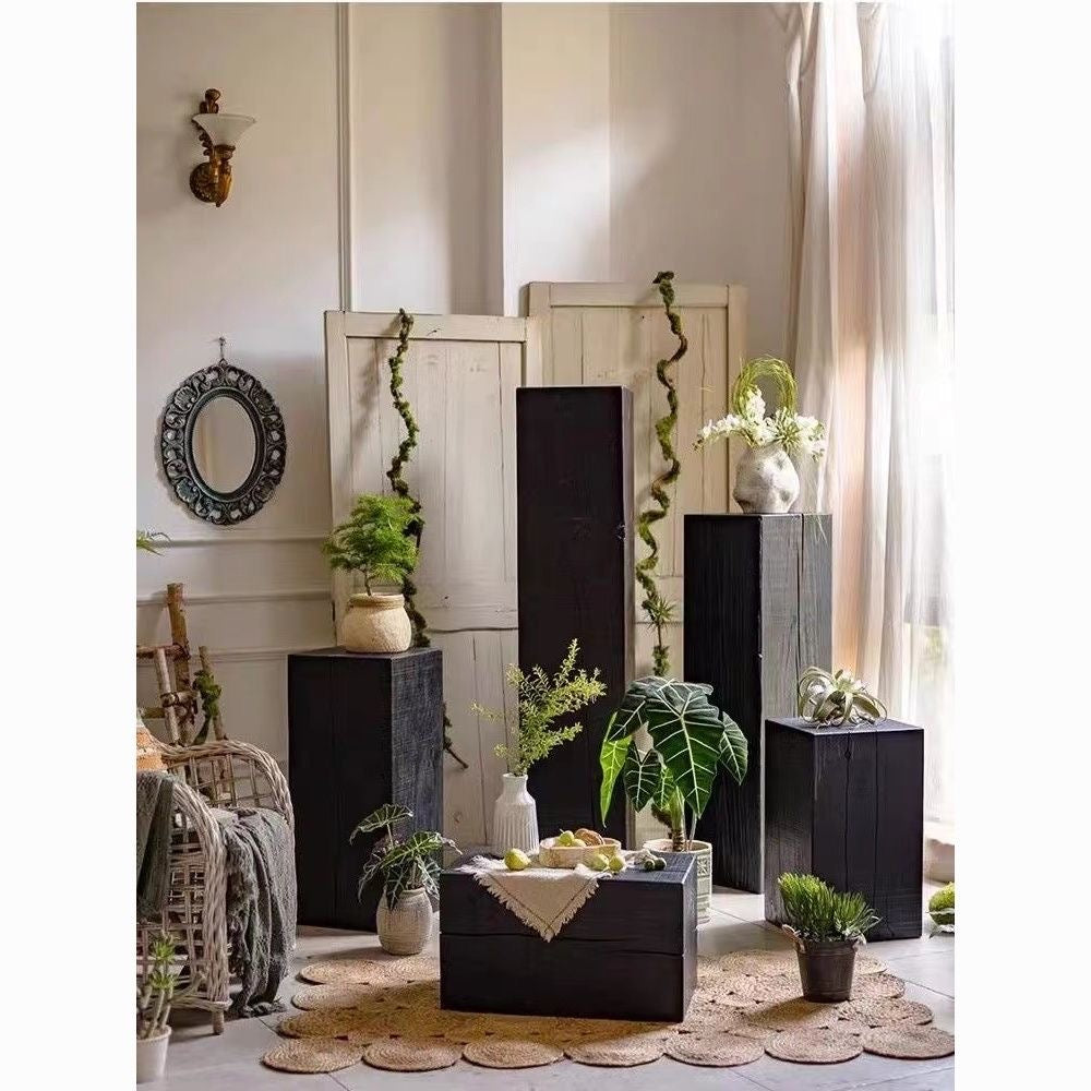 Pedestal de lujo crudo para diseño interior. Soporte minimalista negro para exhibir esculturas y arte moderno en casa.