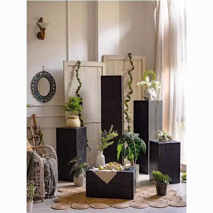 Pedestal de lujo crudo para diseño interior. Soporte minimalista negro para exhibir esculturas y arte moderno en casa.